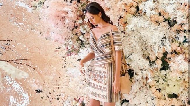 Yuki Kato Pakai Dress Terbuka, Netizen: Cantiknya Gak Ada Obat