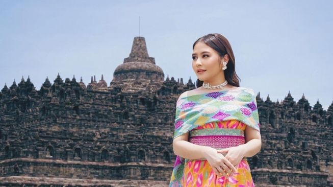 Potret Prilly Latuconsina di Candi Borobudur (instagram/@prillylatuconsina96)