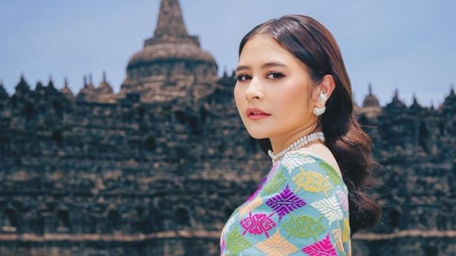 Potret Prilly Latuconsina di Candi Borobudur (instagram/@prillylatuconsina96)