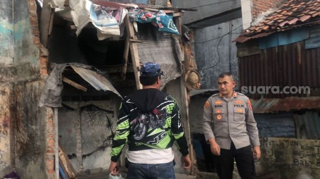 Kapolsek Palmerah AKP Dodi Abdulrohim saat melakukan penggerebekan sarang narkoba di Kampung Boncos, Jakarta Barat, Selasa (25/10/2022). [Suara.com/Faqih Fathurrahman]