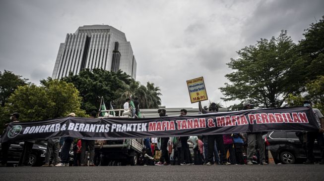 Massa dari Bakornas LKBHMI PB Himpunan Mahasiswa Islam (HMI) melakukan aksi unjuk rasa di depan Gedung Mahkamah Agung (MA), Selasa (25/10/2022). Mereka menuntut MA menangkap, membongkar, dan mengusut praktik mafia tanah dan mafia peradilan. [ANTARA FOTO/Aprillio Akbar/hp].