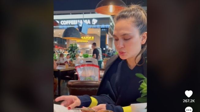 Kocak! Uang Luna Maya Kurang Saat Pesan Kopi di Rusia, Warganet: Dan Terjadi Lagi. (Dok: TIkTok/Lunamaya)