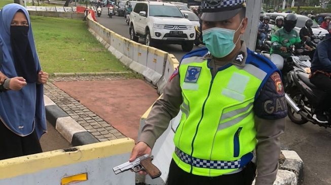 Wanita bercadar diamankan polisi saat hendak terobos masuk Istana Negara, Selasa (25/10/2022) pagi. (foto: Ist)