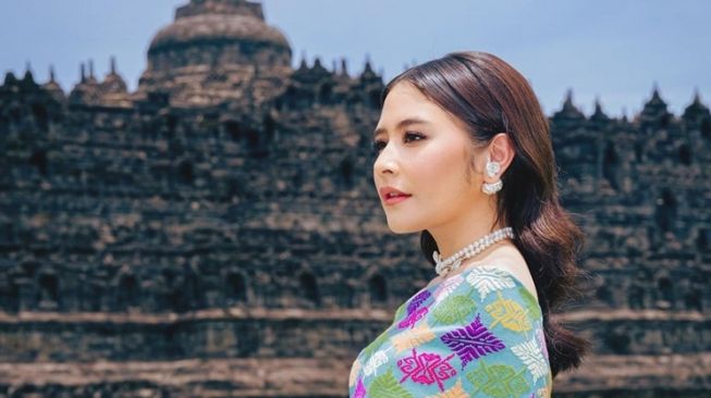 Potret Prilly Latuconsina di Candi Borobudur (instagram/@prillylatuconsina96)