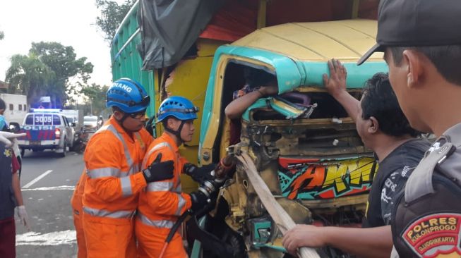 Akibat Sopir Mengantuk, Dua Truk Terlibat Kecelakaan Di Jalan Raya