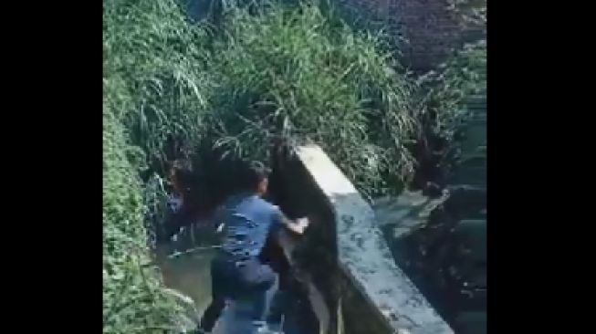 Niat Mau Parkour Malah Menghantam Bangunan Sempadan Sungai. Warganet: Ngilu Banget