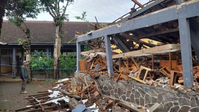 Ruang Kelas SMPN 1 Cicalengka Ambruk Diterjang Angin Kencang, Begini Kondisi Siswanya