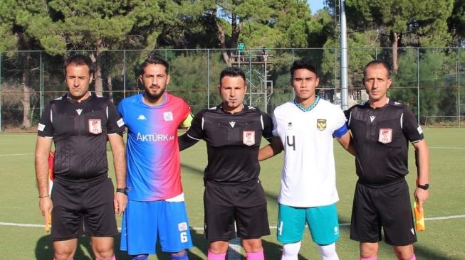 Kapten Timnas Indonesia U-20, Muhammad Ferarri (kedua dari kanan) berpose dengan ofisial dan kapten Cakallikli Spor jelang memainkan laga uji coba di Lapangan Kempinski Hotel Football, Antalya, Turki, Senin (24/10/2022). [Dok. Twitter/@cakallikli]