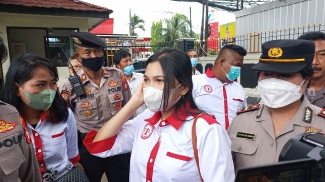 Jadi Saksi Sidang Bharada E, Keluarga Dan Kekasih Brigadir J Kompak Berseragam "Justice For Brigadir Yosua"