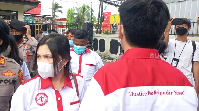 Kekasih Brigadir J atau Nofriansyah Yosua Hutabarat, Vera Maretha Simanjuntak tiba di Pengadilan Negeri Jakarta Selatan.  [Suara.com/M. Yasir]