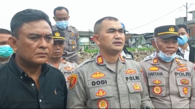 Kapolsek Palmerah AKP Dodi Abdulrohim saat melakukan penggerebekan sarang narkoba di Kampung Boncos, Jakarta Barat, Selasa (25/10/2022). [Suara.com/Faqih Fathurrahman]