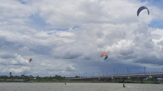 Kembangkan Potensi Laguna View Depok, Jogja Aerosport Club Gelar Kitesurfing Exhibition 2022