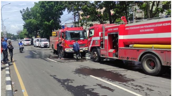 Polisi Rekayasa Lalin Akibat Kebakaran Pabrik Triplek, Simpang Batununggal hingga Buah Batu Arah Timur ditutup pada Selasa (25/10/2022). [Ayobandung.com]