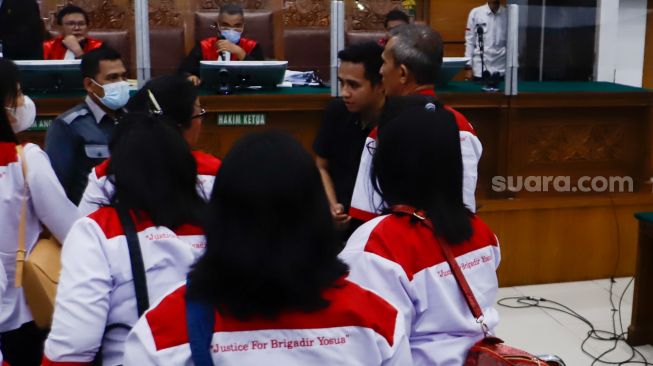Terdakwa kasus pembunuhan Brigadir J, Richard Eliezer atau Bharada E menghampiri keluarga korban yang hadir menjadi saksi saat menjalani sidang lanjutan di Pengadilan Negeri Jakarta Selatan, Selasa (25/10/2022). [Suara.com/Alfian Winanto]