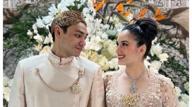 10 Momen Lamaran Chelsea Islan dan Rob Clinton yang Digelar Secara Tertutup, Hanya Dihadiri Keluarga dan Teman Dekat