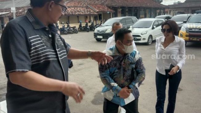Gaya dan penampilan Nikita Mirzani saat mendatangi Polres Serang Kota, Selasa (25/102/2022) sebelum ditahan. [Bidhumas Polda Banten ]