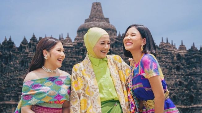 Potret Prilly Latuconsina di Candi Borobudur (instagram/@prillylatuconsina96)