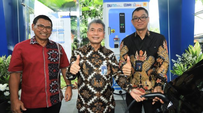 Jadi First Mover Sustainable Banking, BRI Bersama PLN Resmikan SPKLU di Jakarta