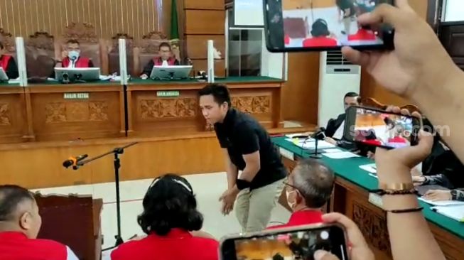 Bharada E Sungkem ke Kedua Orang Tua Brigadir J di Ruang Sidang