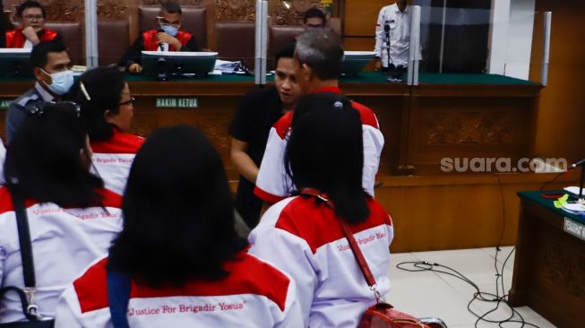 Terdakwa kasus pembunuhan Brigadir J, Richard Eliezer atau Bharada E menghampiri keluarga korban yang hadir menjadi saksi saat menjalani sidang lanjutan di Pengadilan Negeri Jakarta Selatan, Selasa (25/10/2022). [Suara.com/Alfian Winanto]