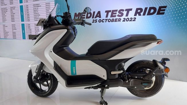 Penampilan motor listrik Yamaha E01 saat dipajang menjelang media test ride (25/10/2022) [Suara.com/Manuel Jeghesta Nainggolan].