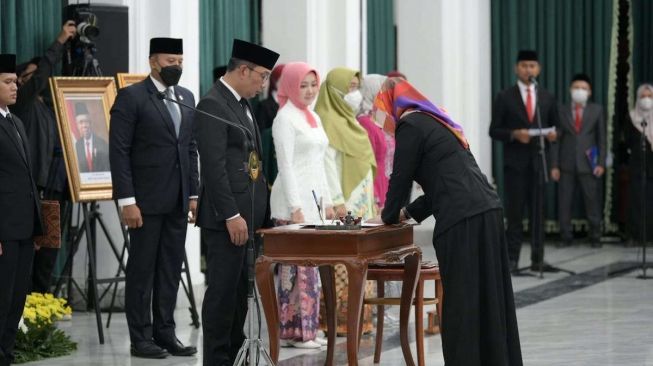 Gubernur Jabar, Ridwan Kamil saat pelantikan dan pengambilan sumpah janji PNS untuk tiga jabatan Pimpinan Tinggi Pratama tersebut digelar di Gedung Sate, Kota Bandung, Senin (24/10/2022). (Dok: Pemprov Jabar)