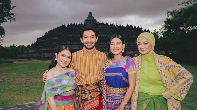 Potret Prilly Latuconsina di Candi Borobudur (instagram/@prillylatuconsina96)