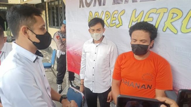 Tampang Badut Pelaku Pencabulan Dua Siswi SMP di Depok, Ditangkap Saat Mulung Barang Rongsok