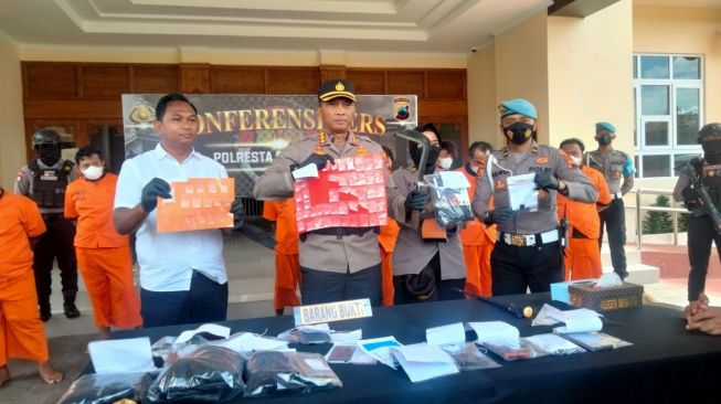 Satresnarkoba Polresta Solo Ungkap Kasus Narkoba Skala Besar, 11 Tersangka Diciduk, 70,17 Gram Sabu-sabu Diamankan