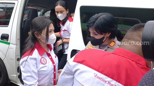 Kekasih Brigadir J atau Nofriansyah Yosua Hutabarat, Vera Maretha Simanjuntak tiba di Pengadilan Negeri Jakarta Selatan.  [Suara.com/M. Yasir]