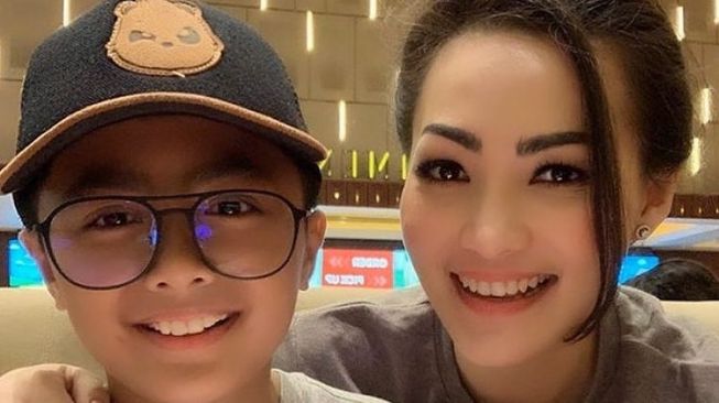 Potret Bintang Anak Hengky Kurniawan (Instagram/christyjusung)