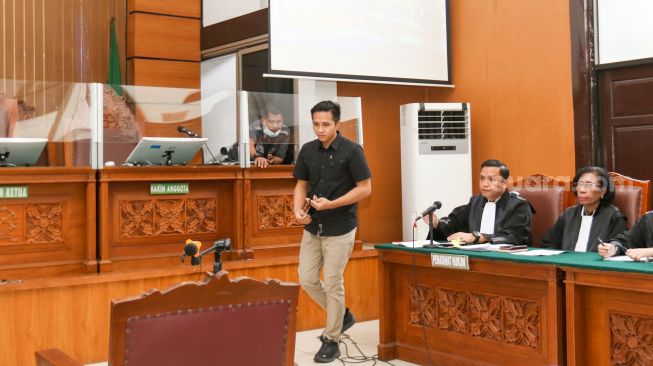 Terdakwa kasus pembunuhan Brigadir J, Richard Eliezer alias Bharada E saat akan mengikuti sidang lanjutan di Pengadilan Negeri Jakarta Selatan, Selasa (25/10/2022). [Suara.com/Alfian Winanto]