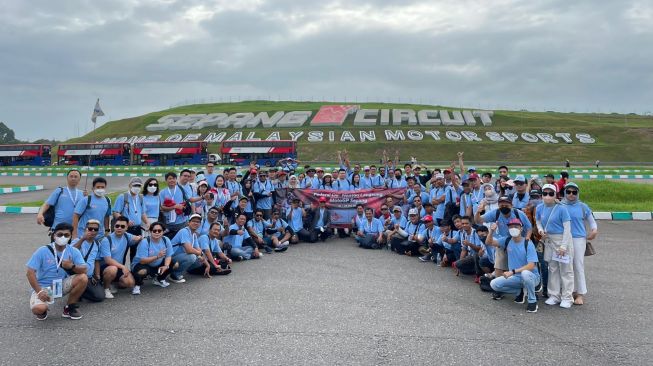 PT ExxonMobil Lubricants Indonesia (EMLI) melalui merek Federal Oil mengajak ratusan orang dari jaringan penjualan Federal Oil untuk mendapat pengalaman berbeda menonton langsung MotoGP di Sirkuit Sepang, Malaysia [Federal Oil].