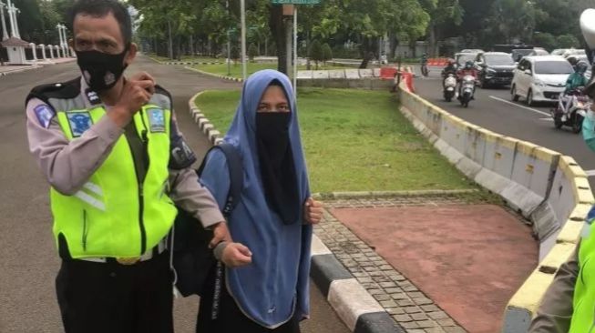 Ditangkap di Depan Istana, Wanita Bercadar Bawa Pistol Mau Bertemu Jokowi Sampaikan Pengubahan Dasar Negara