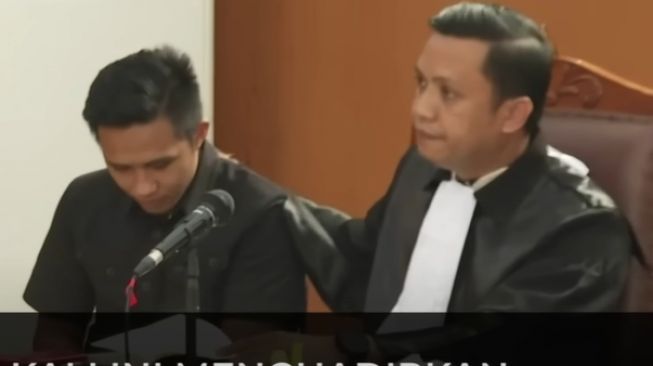 Bertemu Langsung dengan Keluarga Yosua di Persidangan, Bharada E Tertunduk Lemas