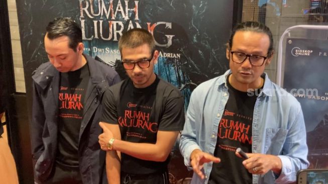 Dwi Sasono (paling kanan) usai jumpa pers Rumah Kaliurang di CGV FX Sudirman, Jakarta, Selasa (25/10/2022) [Suara.com/Adiyoga Priyambodo].