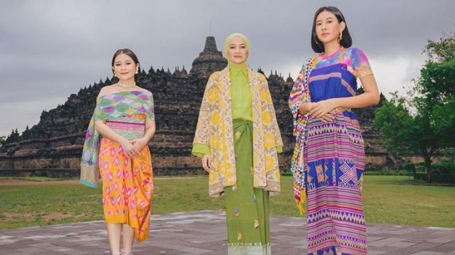 Potret Prilly Latuconsina di Candi Borobudur (instagram/@prillylatuconsina96)