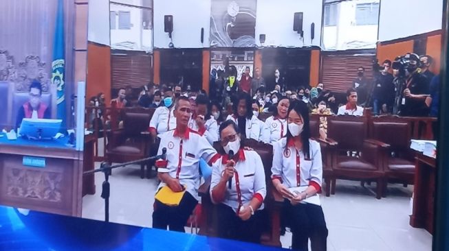 Rosti Simanjuntak, Ibu Brigadir J menangis menceritakan soal anaknya dalam persidangan di Pengadilan Negeri Jakarta Selatan, Selasa (25/10/2022). [Suara.com/Arga]