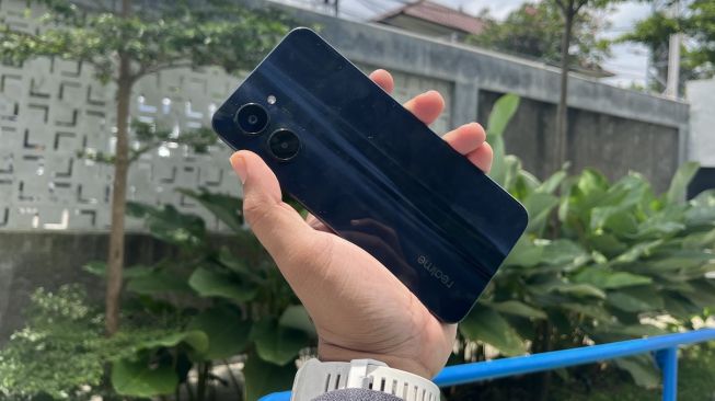 Spesifikasi Realme C33 mengandalkan kamera 50 MP. Masuk ke segmen entry level, harga Realme C33 sekitar Rp 1,5 juta. [Suara.com/Dicky Prastya]