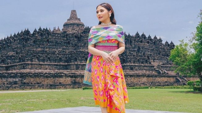 Potret Prilly Latuconsina di Candi Borobudur (instagram/@prillylatuconsina96)