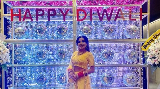 8 Potret Eva Bellisima, Mantan Istri Kiwil yang Terlihat Anggun Rayakan Hari Diwali