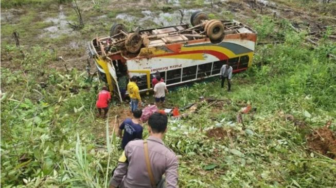 Terungkap, Ini Penyebab Bus Putra Kembar yang Ditumpangi 17 Orang Jatuh ke Jurang 8 Meter