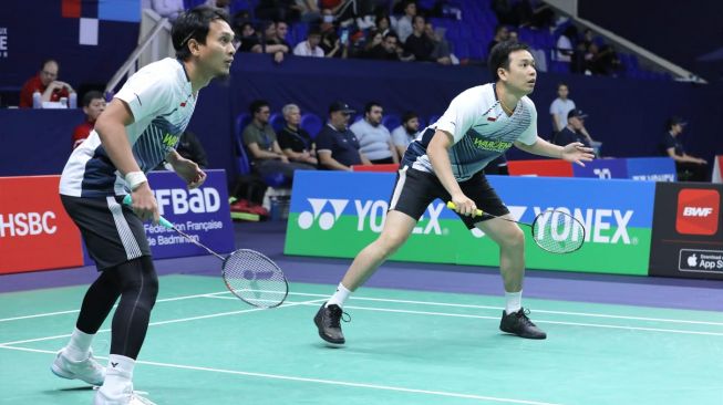 Ganda putra Indonesia Hendra Setiawan/Mohammad Ahsan saat tampil di French Open 2022. (dok.PBSI) 