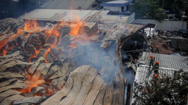 Gudang Triplek di Bandung Terbakar, Api Masih Berkobar