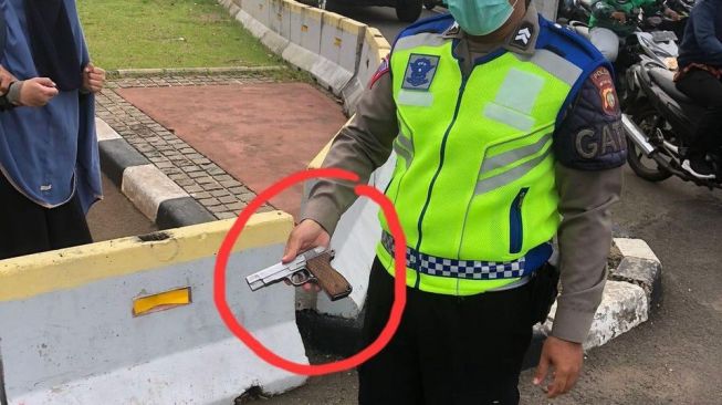 Bawa Senpi, Seorang Wanita Nekat Terobos Istana Negara