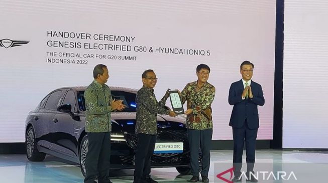 Prosesi penyerahan mobil listrik dari Hyundai ke Kementerian Sekretariat RI di Tenis Indoor Senayan, Jakarta Selatan, Selasa (25/10/2022) [ANTARA/Lifia Mawaddah Putri].