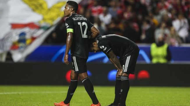 Ekspresi kekecewaan para pemain Juventus usai menelan kekalahan di kandang Benfica pada laga Champions League di Stadion da Luz, Lisbon, Portugal, Rabu (26/10/2022) WIB. [CARLOS COSTA / AFP]