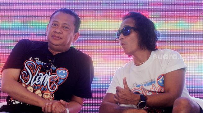 Ketua MPR Bambang Soesatyo berbincang dengan Kaka Slank dalam acara Press Conference Tour Konser Slank Beautiful Smile Indonesia di Jakarta, Rabu (26/10). [Suara.com/Oke Atmaja]