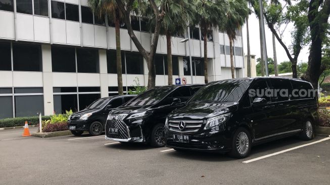 Penampakan Mercedes-Benz Vito Tourer Lombardi berpelat B 1248 RFO yang ditumpangi Surya Paloh di NasDem Tower.