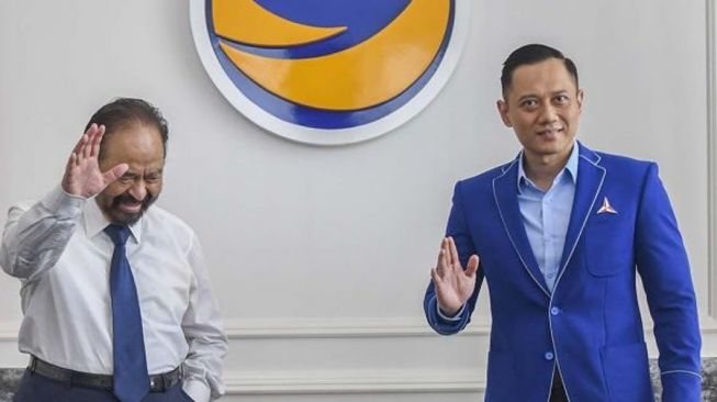 Dokumentasi-Ketua Umum Partai NasDem Surya Paloh (kiri) berbincang dengan Ketua Umum Partai Demokrat Agus Harimurti Yudhoyono (kanan) di Kantor DPP Nasdem. [Dok.Antara]